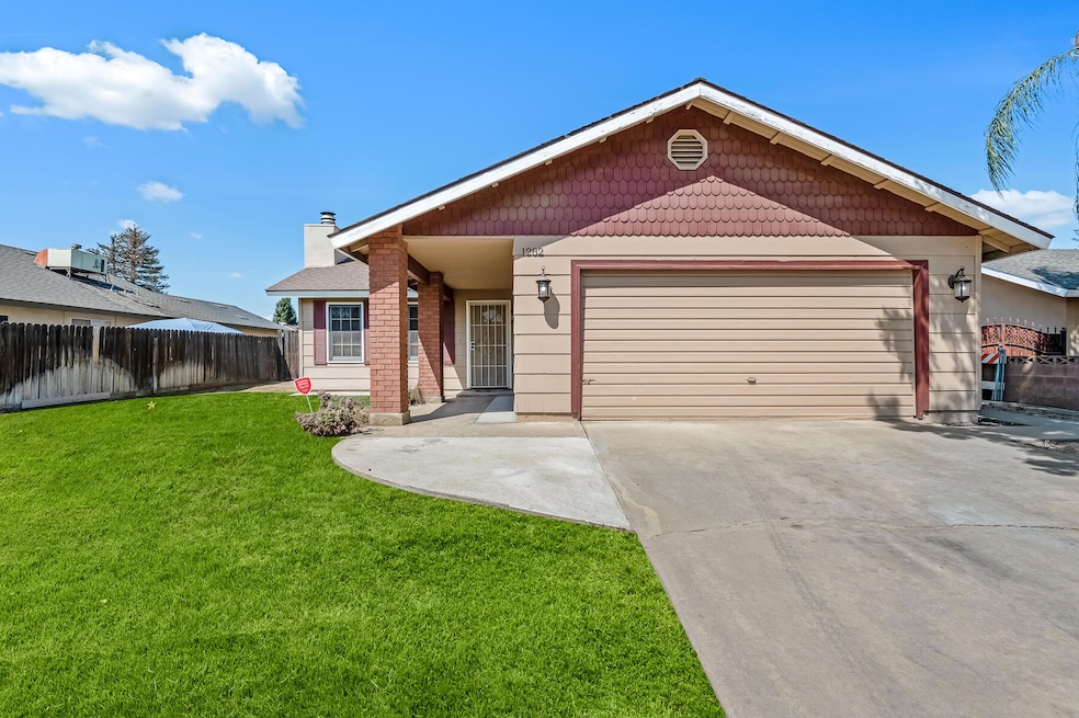 1282 E Ben Franklin Ave, Tulare, CA 93274 - photo 1