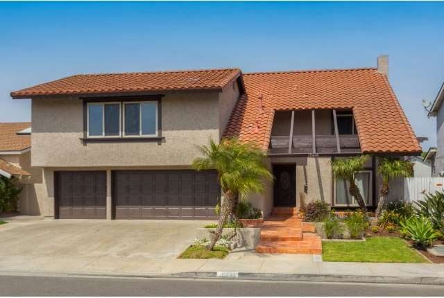Beautiful home with 3 car garage and sitting area 
