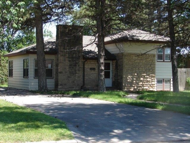 1036 S Harrison St, Hugoton, KS 67951 - photo 1