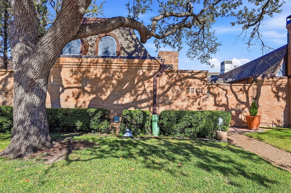 3213 Stonehenge Ln, Carrollton, TX 75006 - photo 1