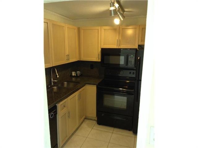 9360 Fontainebleau Blvd unit 501, Miami, FL 33172 - photo 1