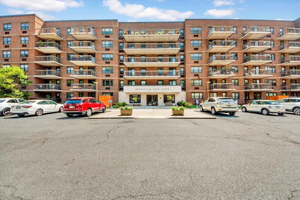 1376 Midland Ave unit 106, Bronxville, NY 10708 - photo 1