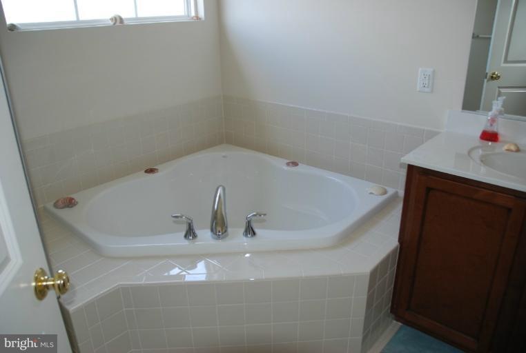 9221 Alvyn Lake Cir, Bristow, VA 20136 - photo 1