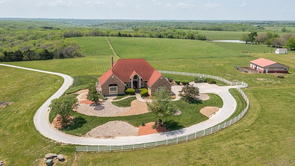 17029 Chieftain Rd, Tonganoxie, KS 66086 - photo 1