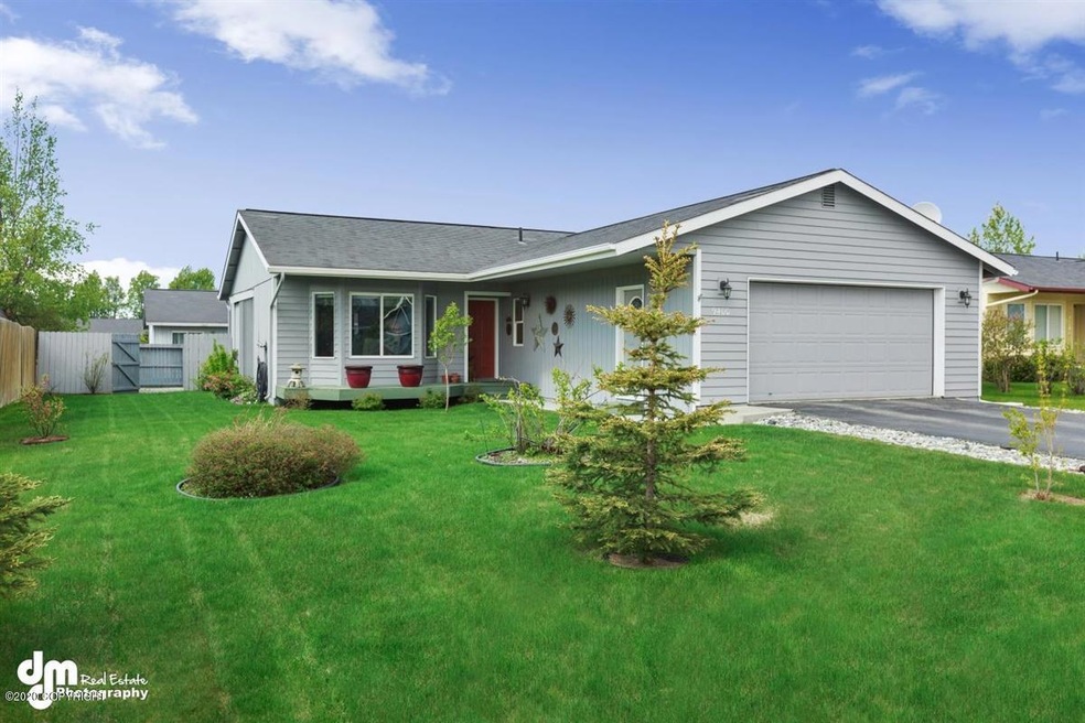 Front Exterior w/Large Front Yard