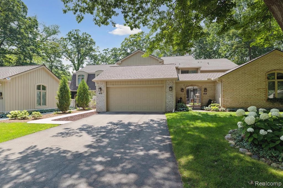 1105 Ivyglen Cir, Bloomfield Hills, MI 48304 - photo 1