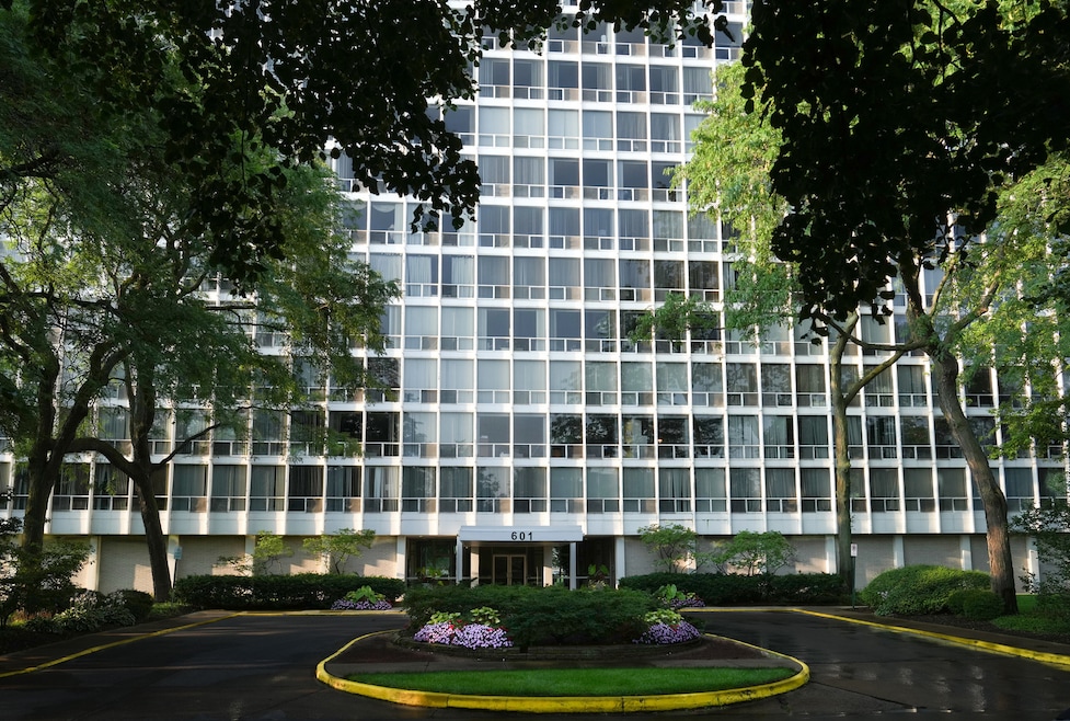 601 E 32nd St unit 400, Chicago, IL 60616 - photo 1