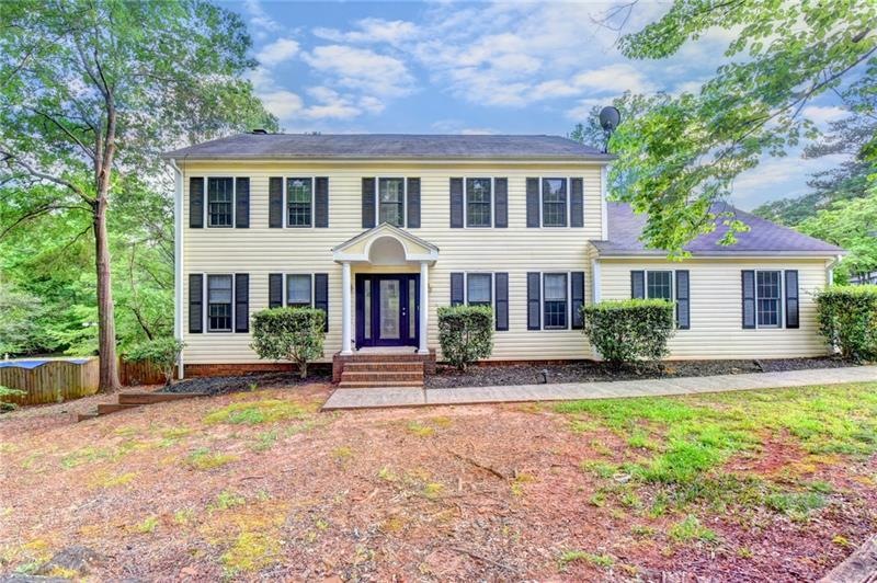 945 E Riverbend Dr SW, Lilburn, GA 30047 - photo 1