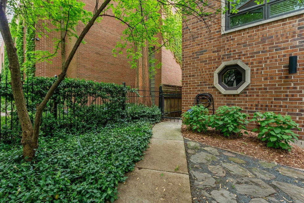 1908 N Howe St unit R, Chicago, IL 60614 - photo 1