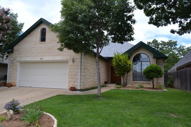 602 Courtney St, Fredericksburg, TX 78624 - photo 1