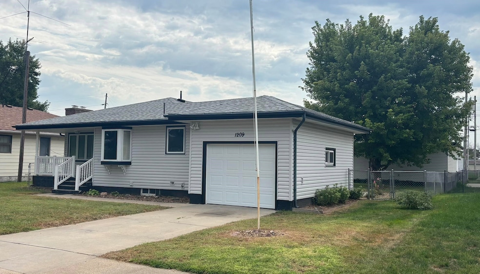 1209 5th St, Columbus, NE 68601 - photo 1