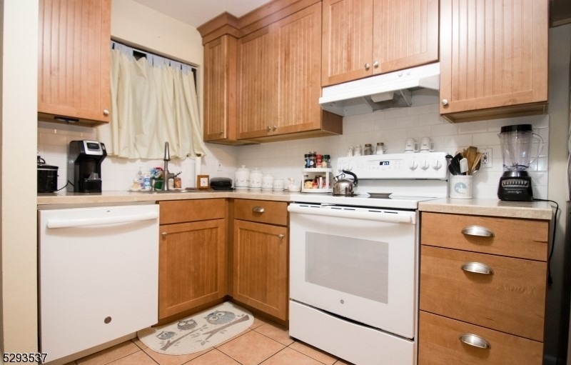 81 N Slope unit 67A, Clinton, NJ 08809 - photo 1