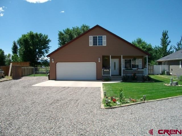 Located in a 'country' cul-de-sac, minutes from to