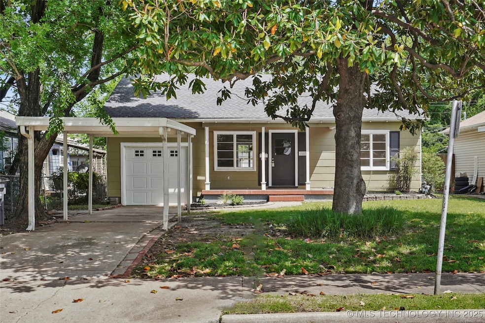 Single story home with concrete driveway, a shingl