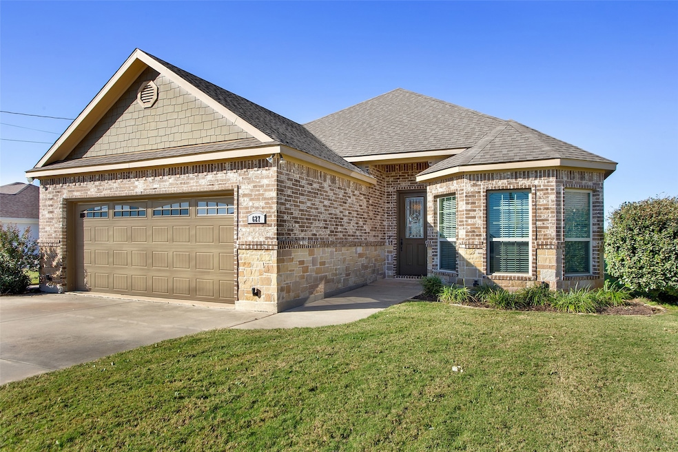 627 Bois d Arc St, Whitesboro, TX 76273 - photo 1