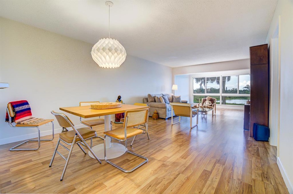 LIVING ROOM/DINING ROOM COMBO