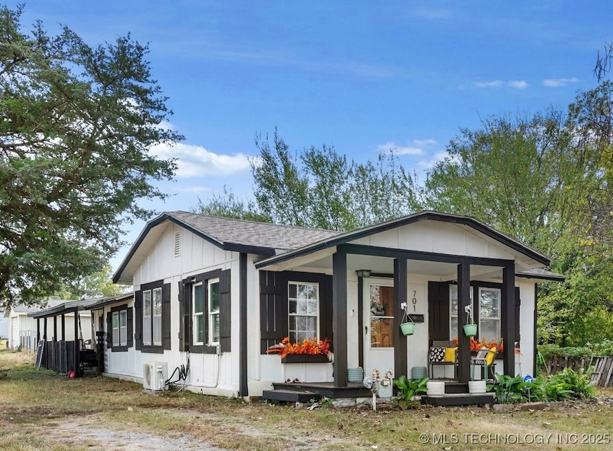 701 S Poplar St, Bristow, OK 74010 - photo 1