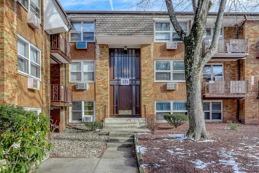 171 Kearsing Pkwy unit B, Monsey, NY 10952 - photo 1