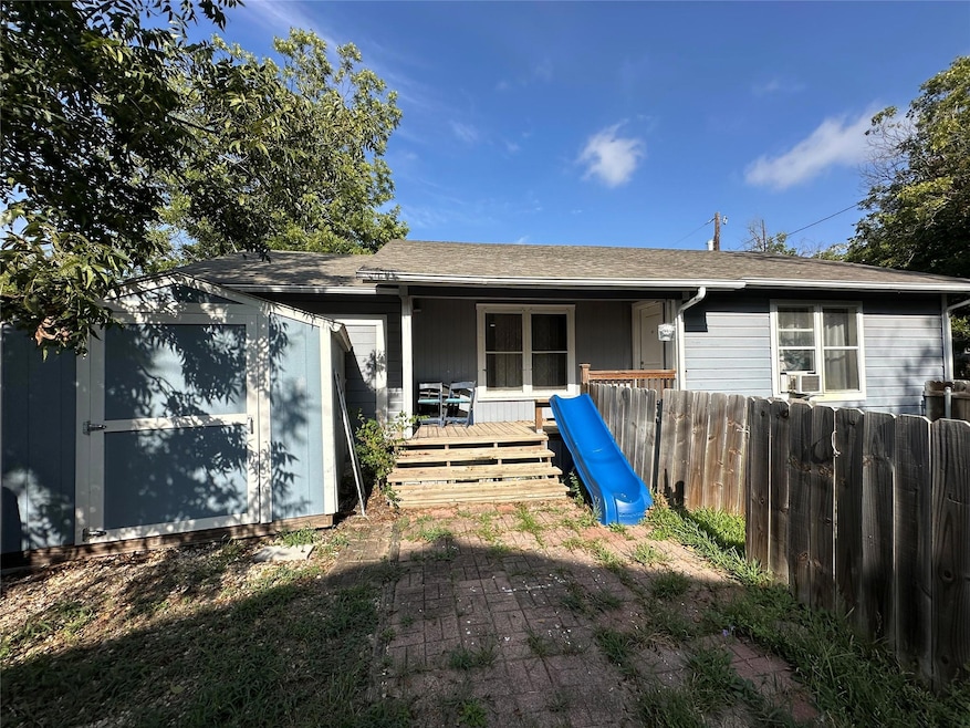 102 W Mesquite unit B, Granger, TX 76530 - photo 1