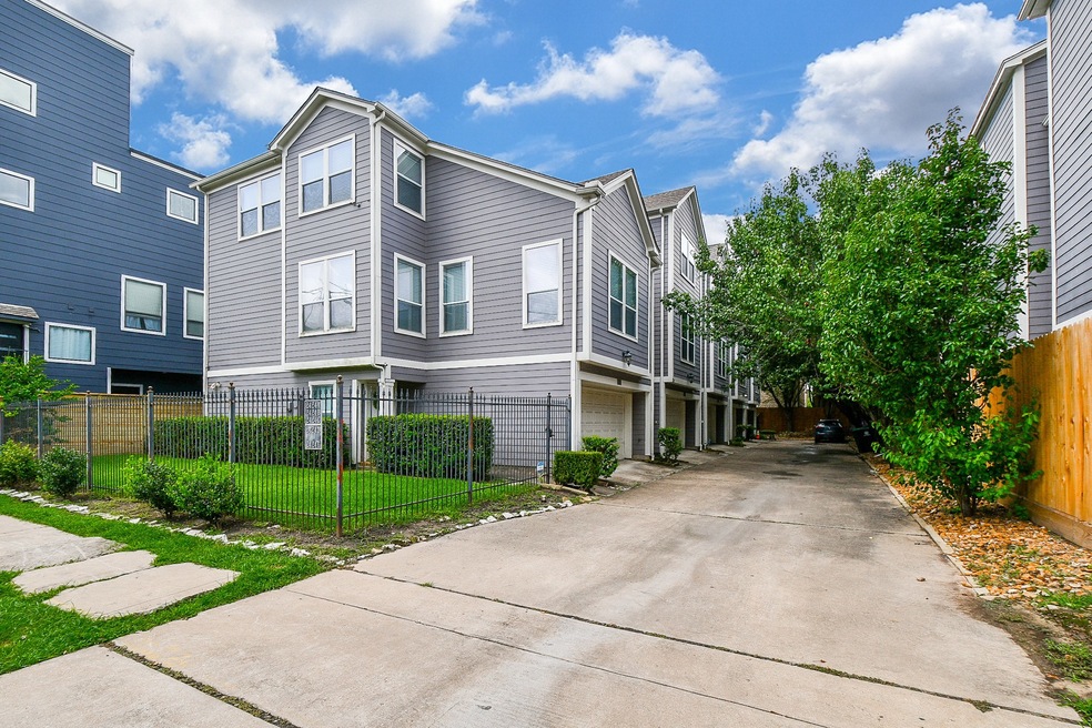 TRADITIONAL TOWNHOME LOCATED CLOSE TO ALL THE AMAZ