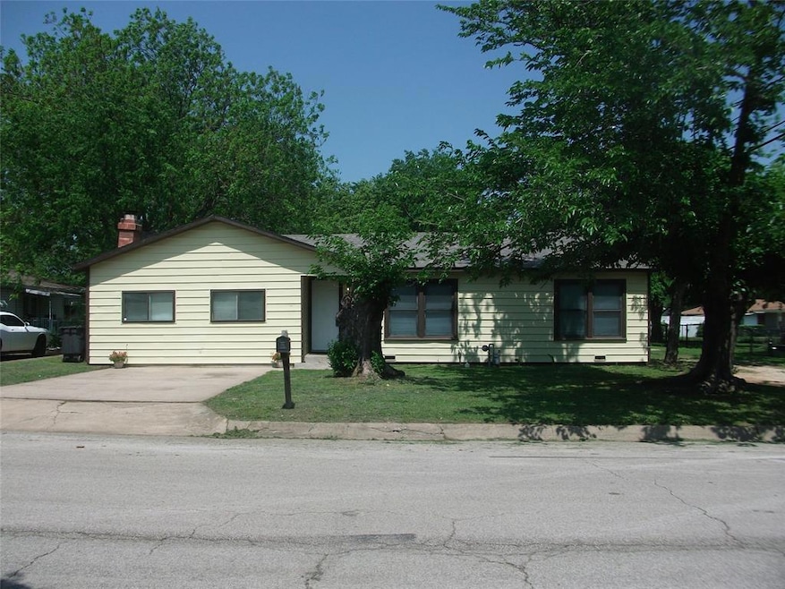 1706 N Douglas Ave, Cleburne, TX 76033 - photo 1