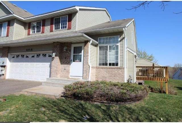 Large windows & large lawn. Dog park and playgroun