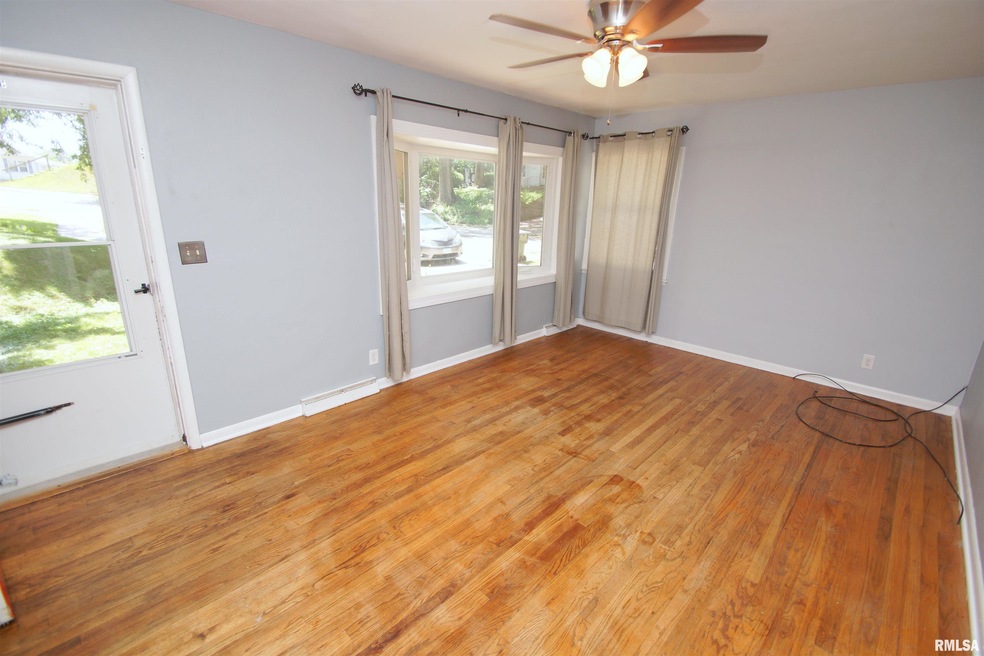 1527 Fulton Ct, Davenport, IA 52803 - photo 1