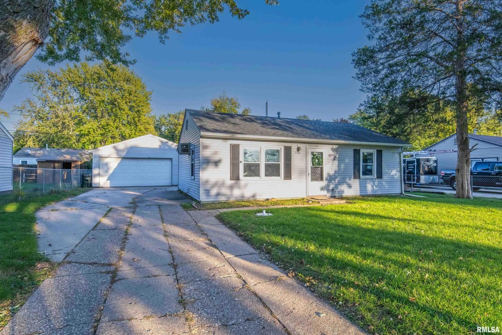 7105 N Pine St, Davenport, IA 52806 - photo 1