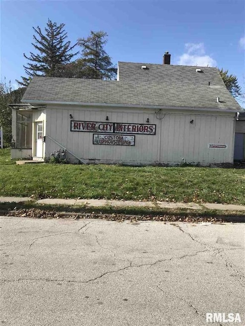 902 Locust St, Davenport, IA 52804 - photo 1