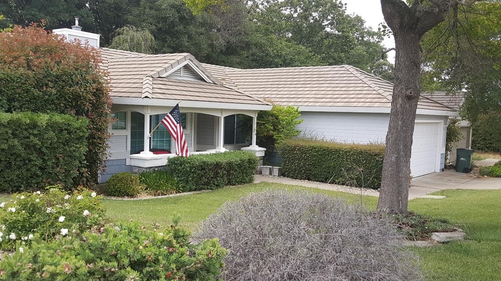 Be the proud owner of the great home in Bass Lake Village.