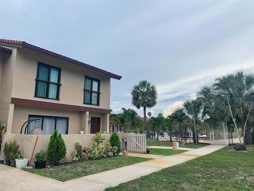 Corner Townhome close to the Pool

