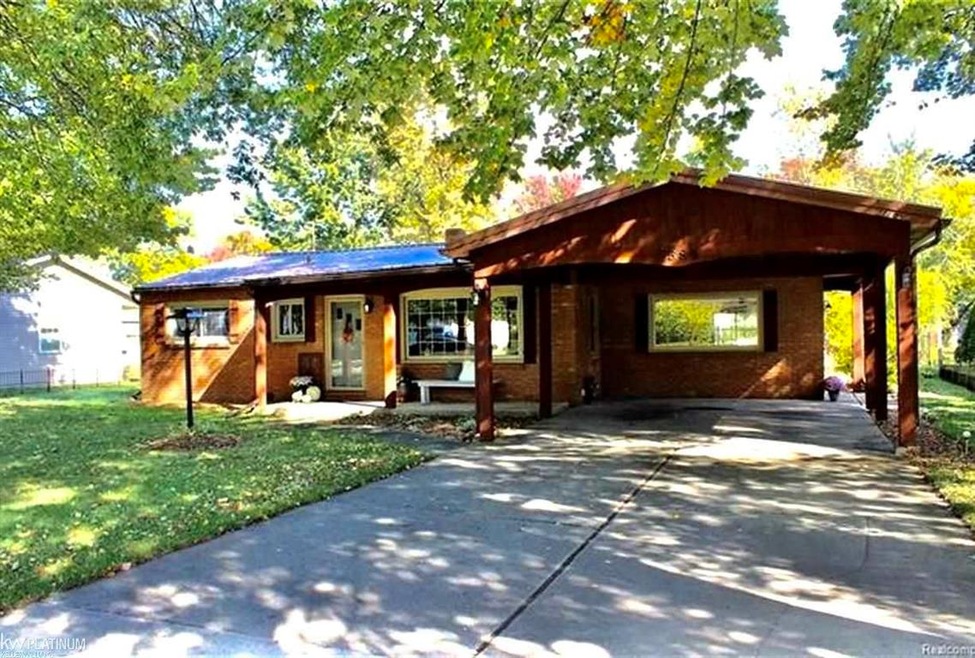 2586 Evergreen Ln, Port Huron, MI 48060 - photo 1