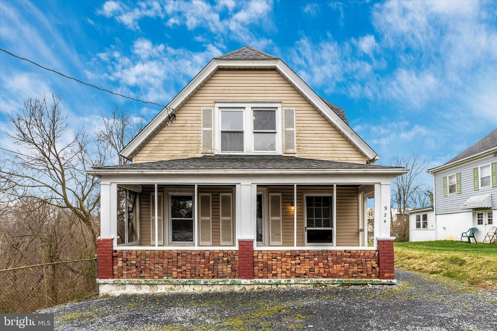 924 E C St, Brunswick, MD 21716 - photo 1