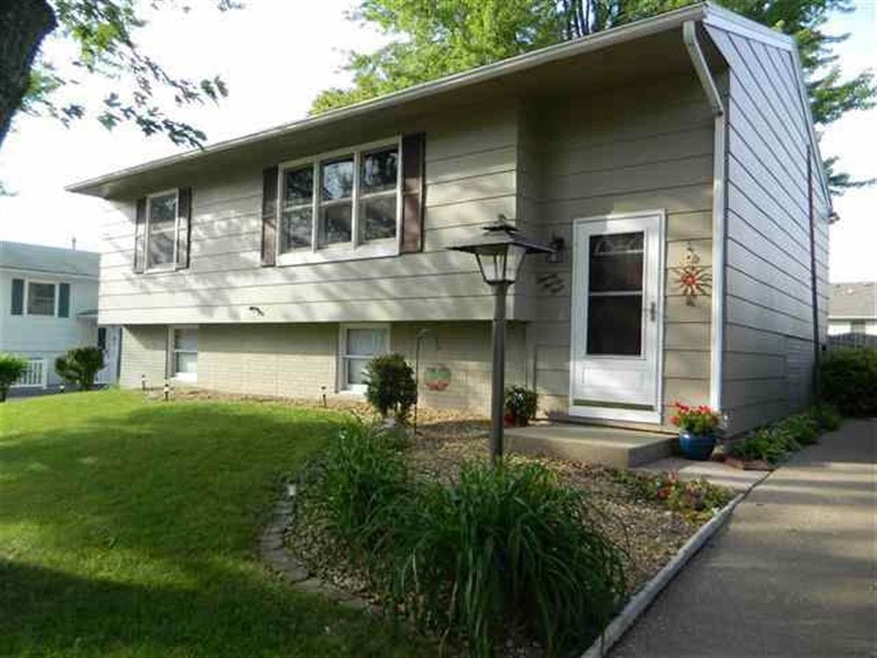 2024 W 55th St, Davenport, IA 52806 - photo 1