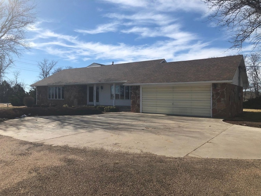 1605 S Adams St, Hugoton, KS 67951 - photo 1