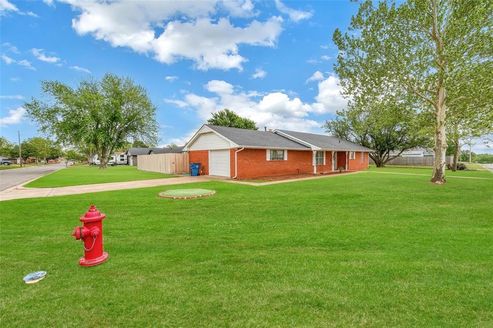 Corner Lot! Ranch-style Home with a front yard, pr