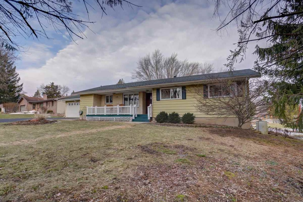 355 Sterling Dr, Oregon, WI 53575 - photo 1