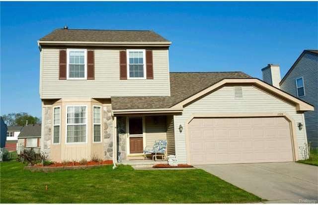 1093 Dartmouth Ln, Waterford, MI 48327 - photo 1
