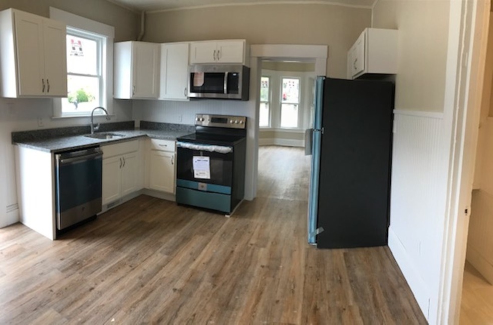 Eat-in kitchen