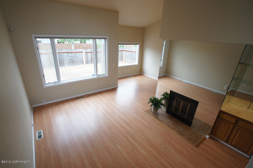 Livingroom with mirrors around Fireplace
