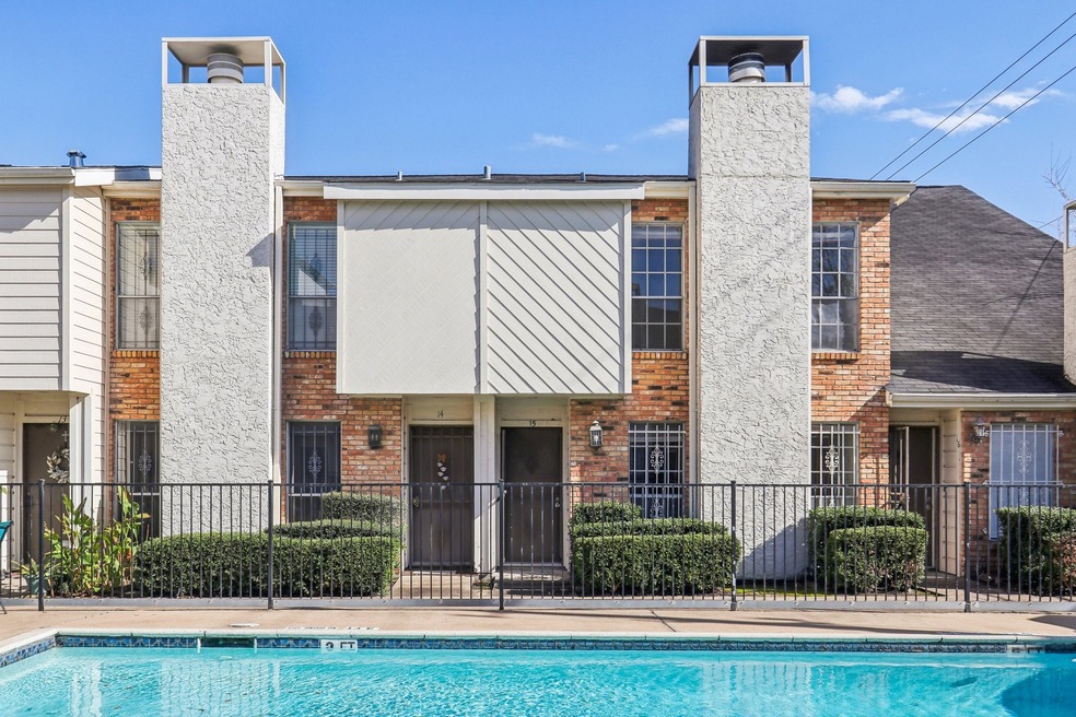 Gated complex & pool view cond0