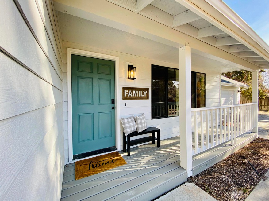 21195 Strawberry Mountain Ct, Bend, OR 97702 - photo 1