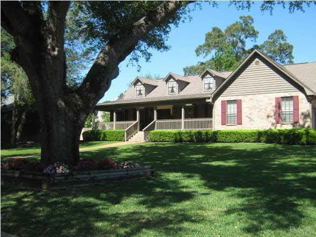 206,900, 3/2, 2387 SF, Brick, Double Car Side Entry Garage, corner lot, Florida room, Fireplace, Kitchen and bathroom updates. Great area and great schools. Take your tour today.