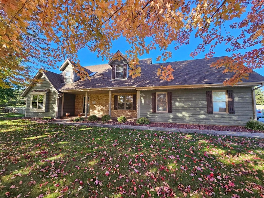 S86W26640 Rustic View Ln, Mukwonago, WI 53149 - photo 1