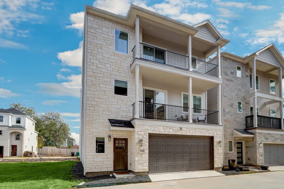 1432 W 34th 1 2 St, Houston, TX 77018 - photo 1