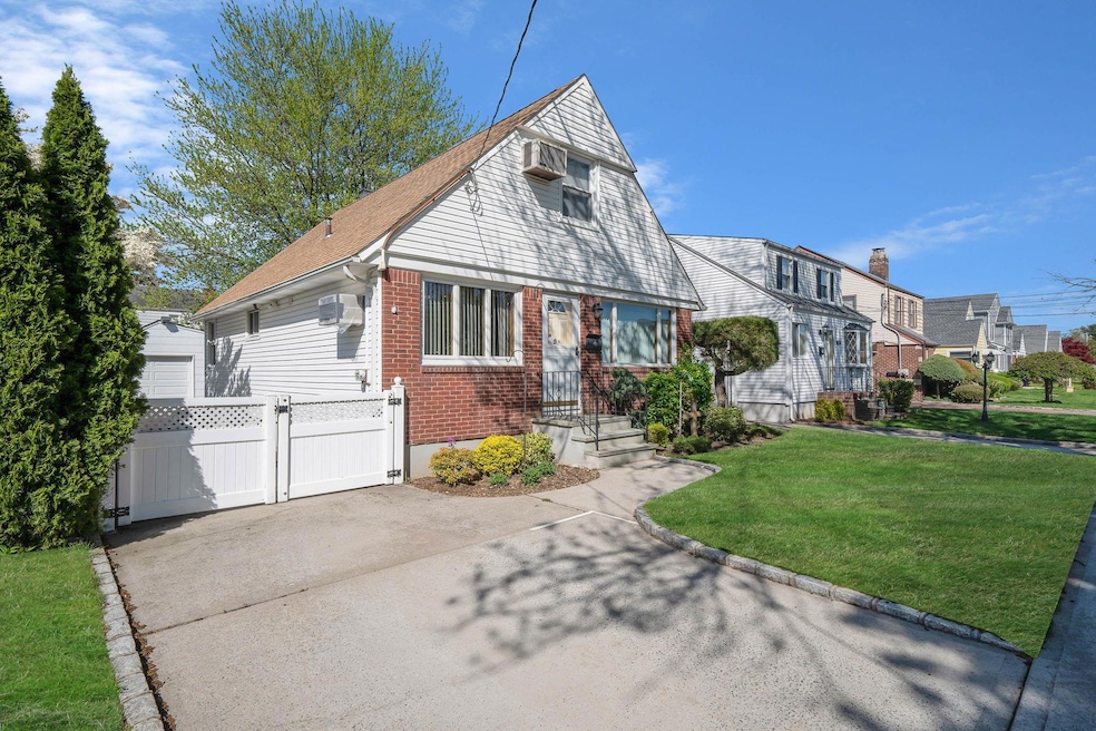 1041 N 6th St, New Hyde Park, NY 11040 - photo 1