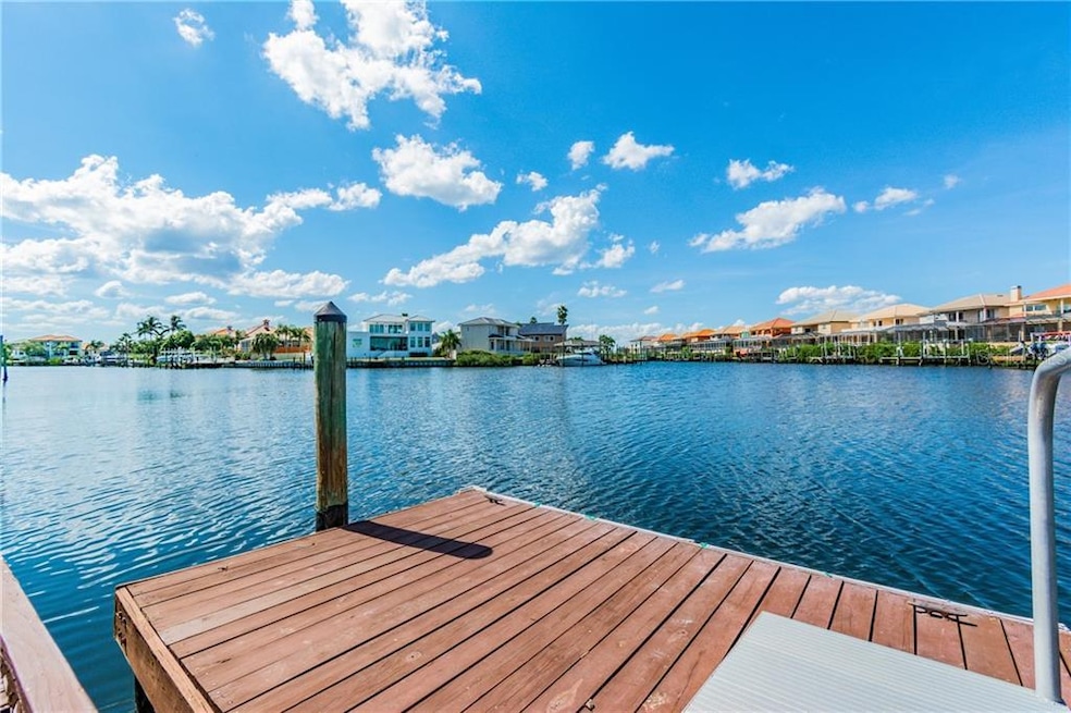 Amazing waterfront two minutes from Tampa Bay!