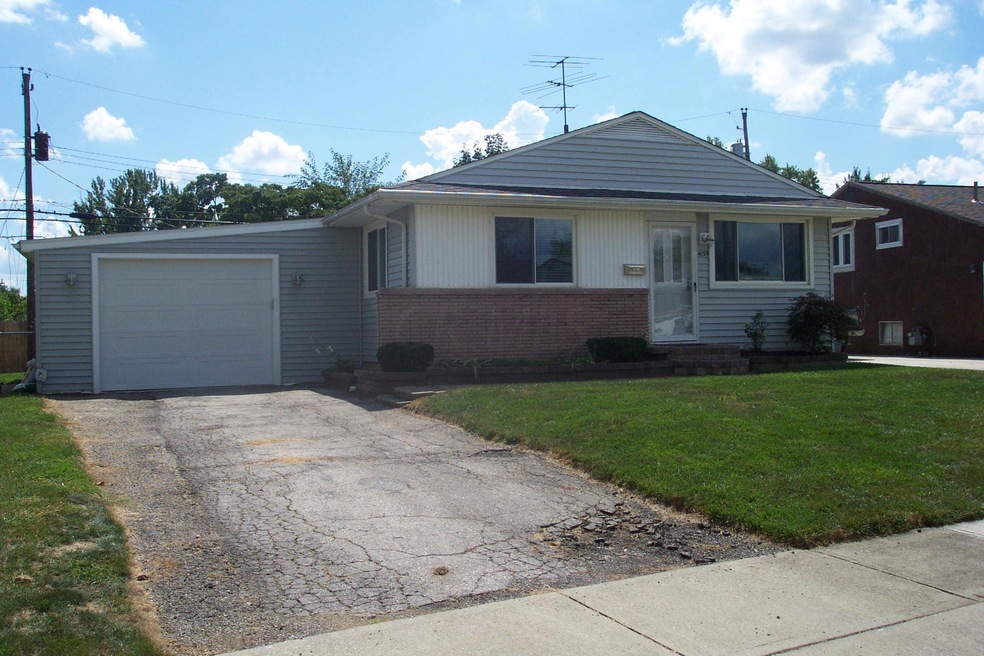 4139 Dixie Ct, Columbus, OH 43228 - photo 1