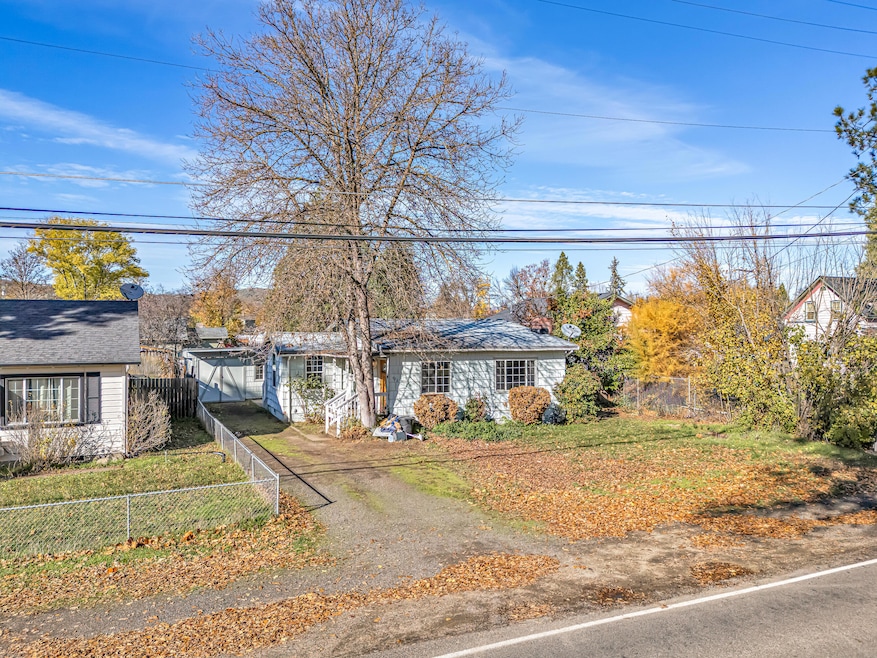 620 S Royal Ave, Eagle Point, OR 97524 - photo 1