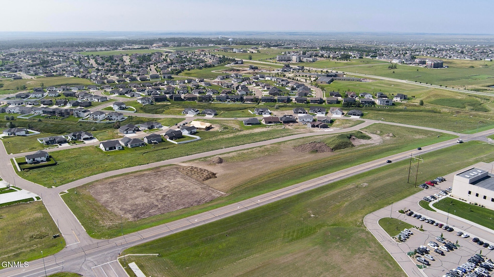 503 Flint Dr, Bismarck, ND 58503 - photo 1